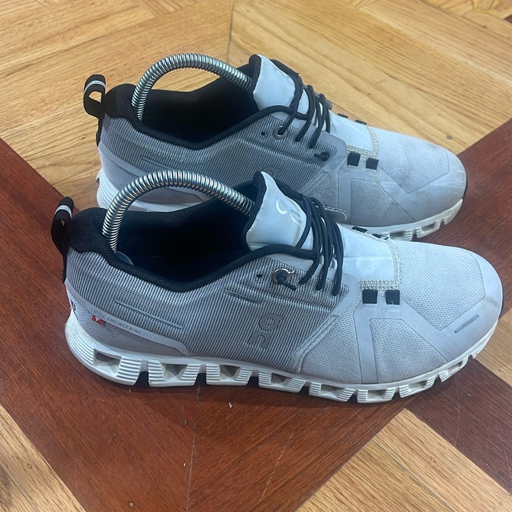 Women's on running shoes size 8.5